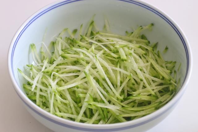  我家炸丸子不用油，照样外酥里嫩，好吃没负担，天天吃都不怕