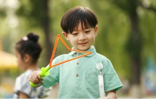 生长发育|儿科专家:睡前2个坏习惯,是孩子身高的“拦路虎”,尽早杜绝