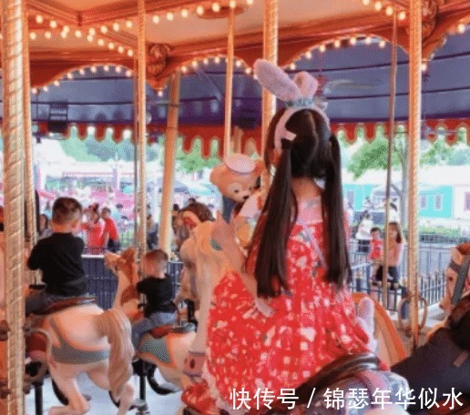 萝莉风|有种身高叫蔡萝莉玩木马,看到工作人员的态度后,真当小孩子了!