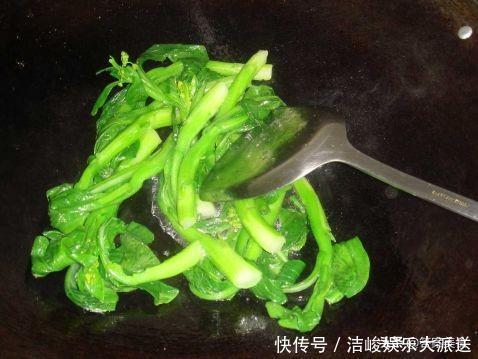 不管炒啥青菜,别直接下锅炒!学会4点,颜色翠绿,不发黑不出水