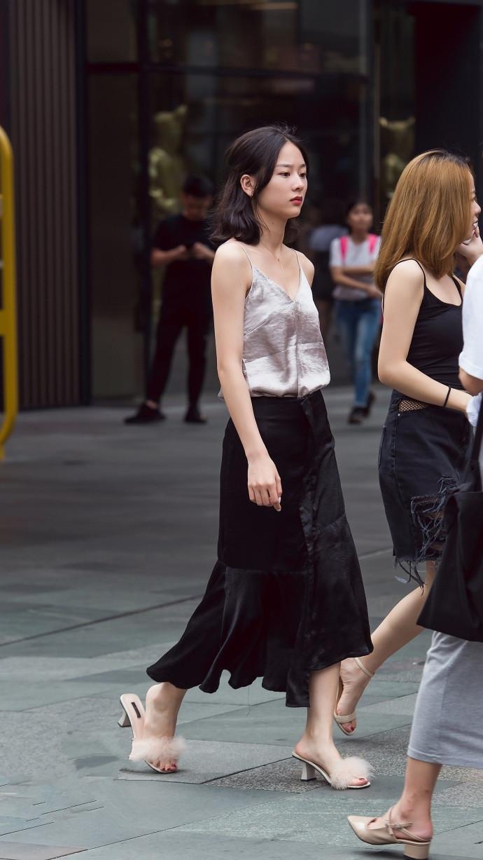 街拍:美女身穿连衣裙很是亮眼,穿出来很有魅力,吸睛满满