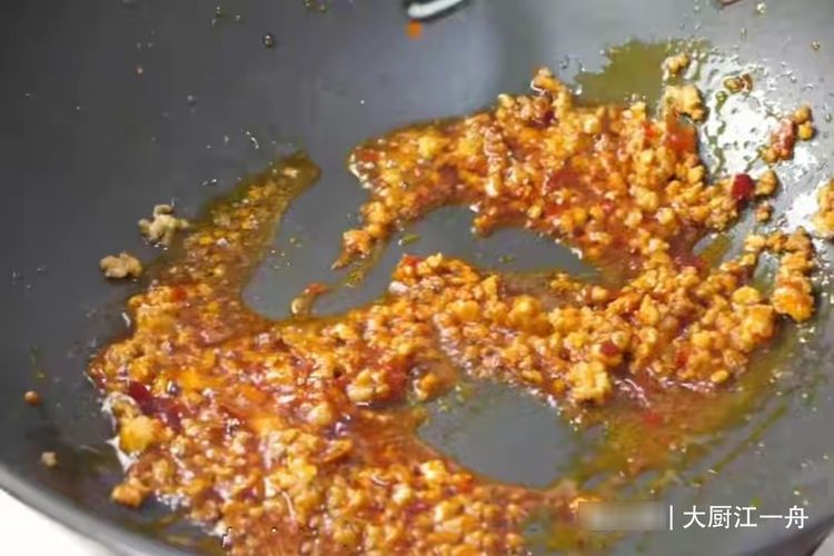 中老年人|炒茄子，先放油就错了，大厨教你炒茄子不吸油的做法，好吃又解馋