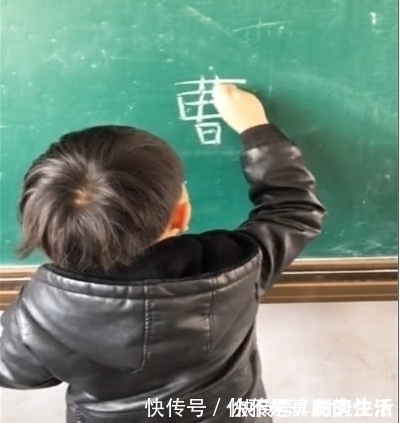曹操|老师发现孩子写字不对劲,让孩子现场重写后蒙了,曹操瞧见都佩服