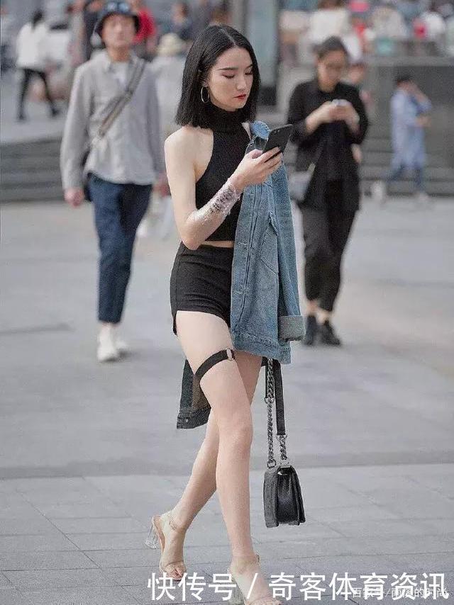 美女脚上一双气质的尖头高跟鞋,走在路上也是一道美丽的风景