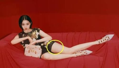 模仿杨幂？关晓彤大秀美腿，修图失误翻车了