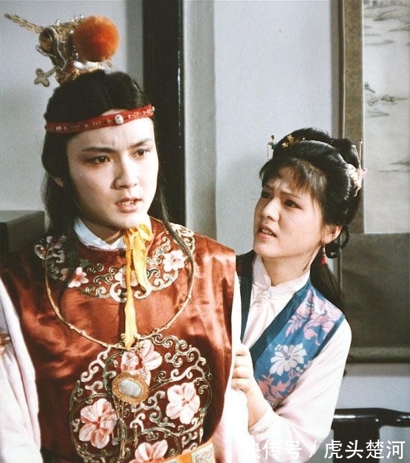 袭人$贾宝玉给探春送荔枝,一个碟子,众人为何都惦记要拿回来?