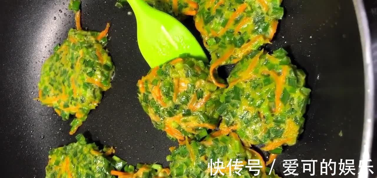 韭菜粗饼的做法，口感酥脆可口香气四溢，增强肠胃蠕动预防便秘！