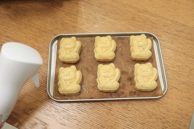 美味|黑芝麻酱绿豆沙月饼还真好吃，说啥也得试一试，歪打正着的美味