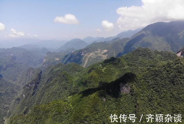 巴山大峡谷|航拍夏日的巴山大峡谷，青山连绵起伏耸立云中