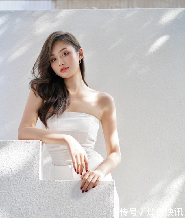 大长腿 35岁左右女性,穿针织衫搭配高腰裤,知性温柔淑女范,气质最迷人