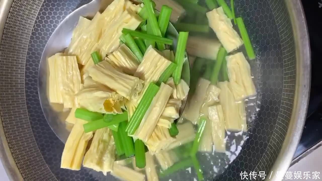 家常|芹菜炒腐竹,香辣爽口简单又美味,家常小炒的经典代表