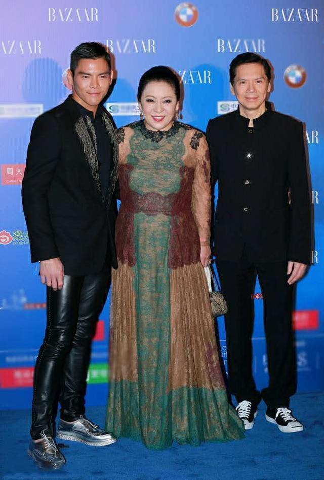 向太把“微胖美精髓”穿出来了，蕾丝连衣裙高级洋气，端庄成熟