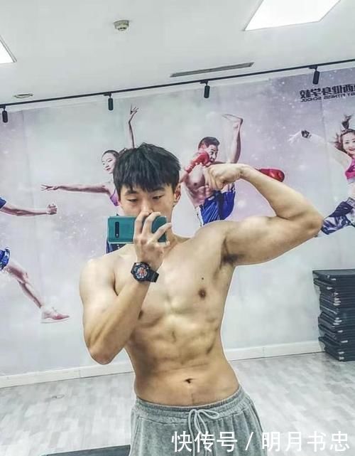 德西|健身教练就是好，随意拍张图就能成为网红照