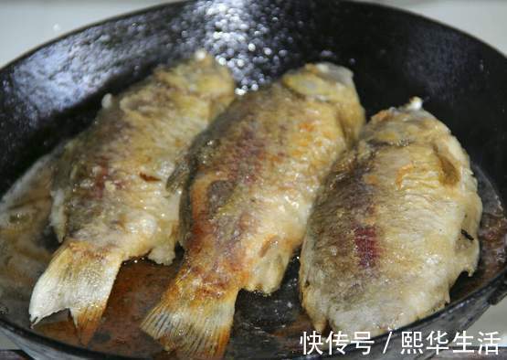鱼汤|炖鱼汤时，不能直接下锅炖，记住2个窍门，鱼汤奶白，鲜美还不腥