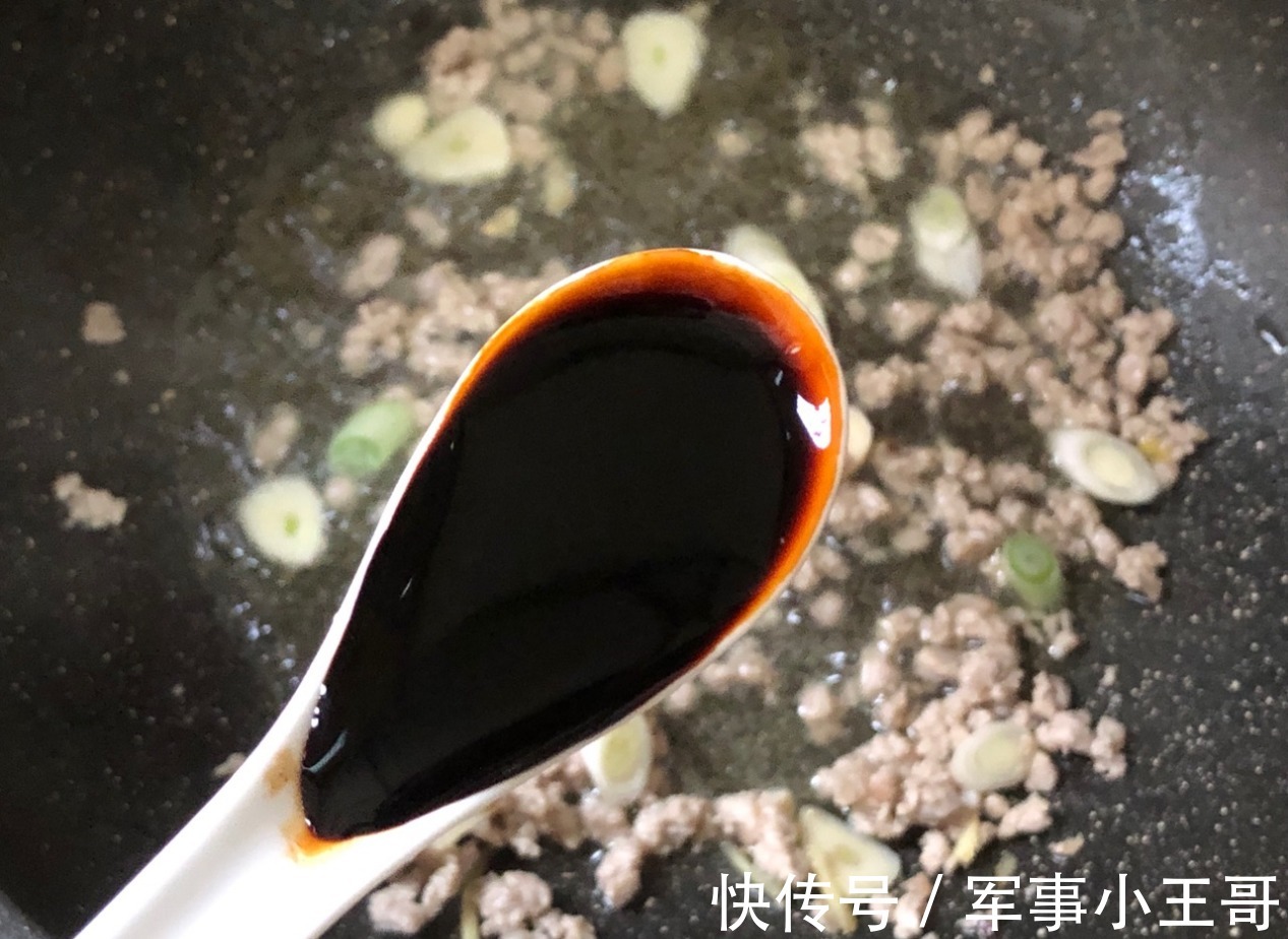 豆角肉沫汤面，味道鲜美，吃了之后胃暖暖的