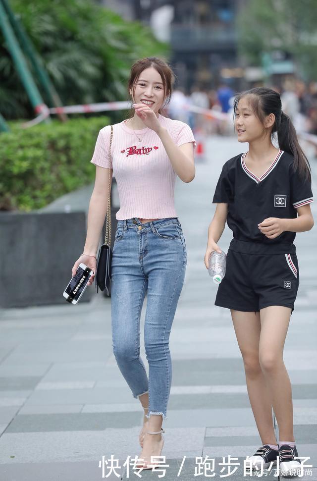 淡蓝色“紧身牛仔裤”搭粉色上衣，别具一格，青春气息十足