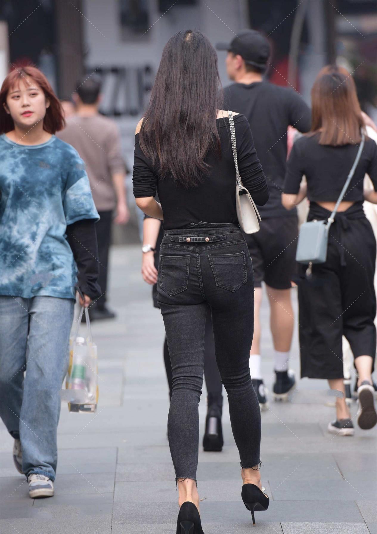凸显|黑色修身一字肩，简单大方凸显强大气场，穿搭方法分享给你