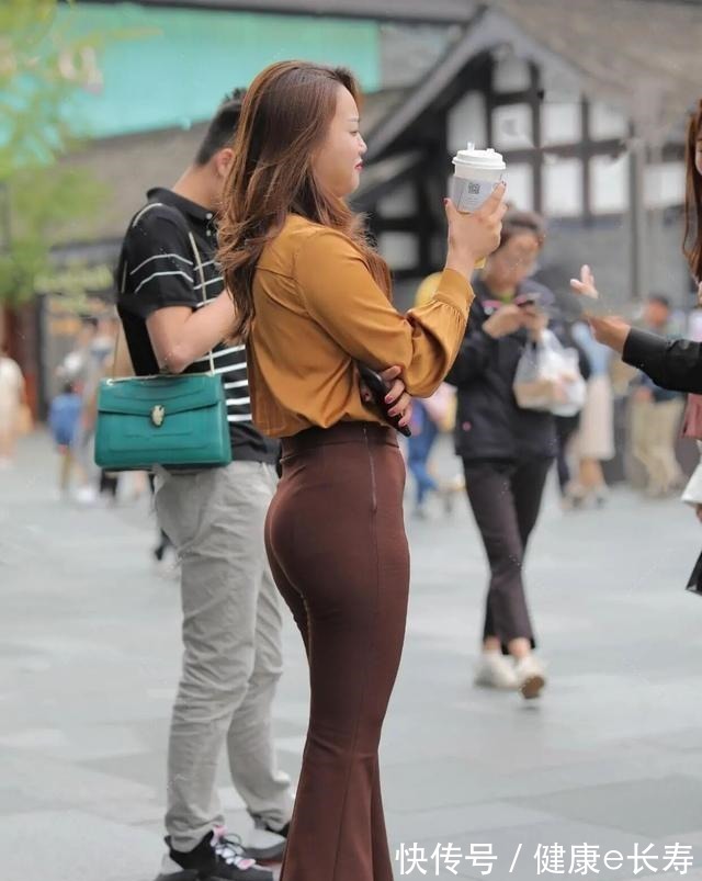 热裤 牛仔打底裤搭配时尚黑色上衣,穿出高级感,打造非常独特的设计感!