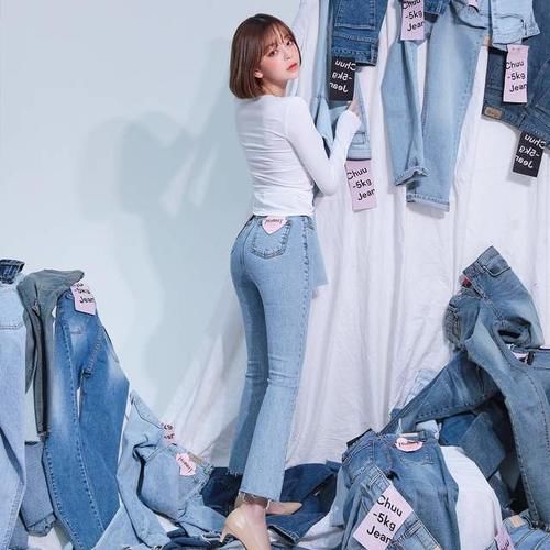 别再穿阔腿裤了，今年这条喇叭裤又火了，好穿百搭还显瘦