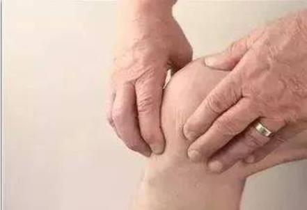 关节积液|花椒泡酒这样用，再配一妙方，膝盖疼痛不见了，积液也被吸收了