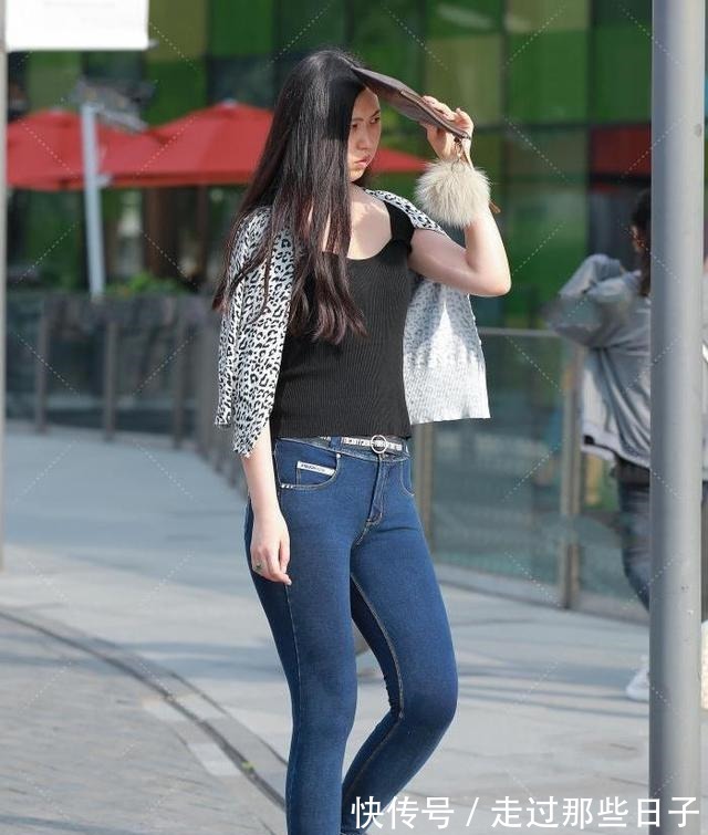 紧身衣 黑白豹纹衫搭配修身牛仔裤,端庄优雅,别具一格!