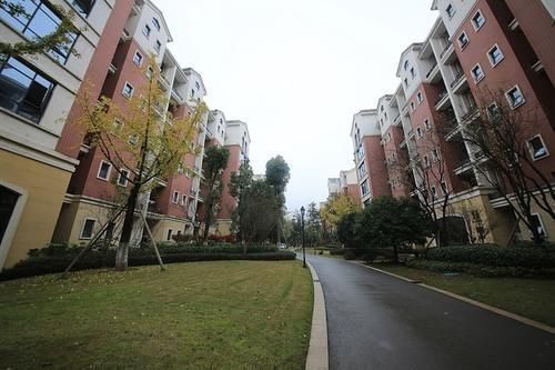 优缺点|一楼带院子和顶楼带露台，聪明人都会怎么选？内行给出了“答案”