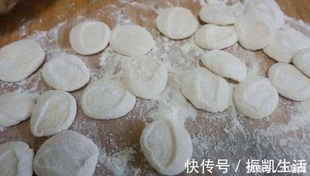 这个馅的饺子百吃不厌,我家每周都包一次,馅香味美,真好吃