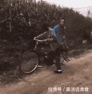 |搞笑GIF：姑娘这一跳太突然 我都觉得不好意思了