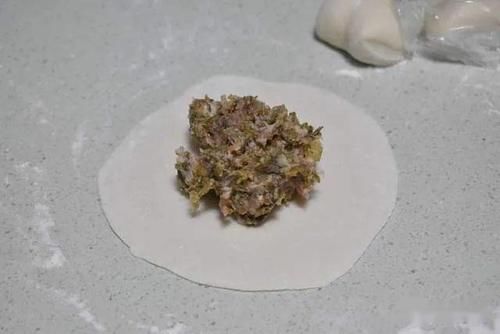 做酸菜鲜肉包分了两步，写了很详细的做法，新手也能做成功