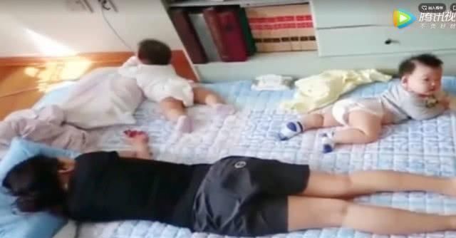 爸爸|双胞胎趁妈妈睡着,开始他们的“作战计划”,爸爸在一旁笑喷了