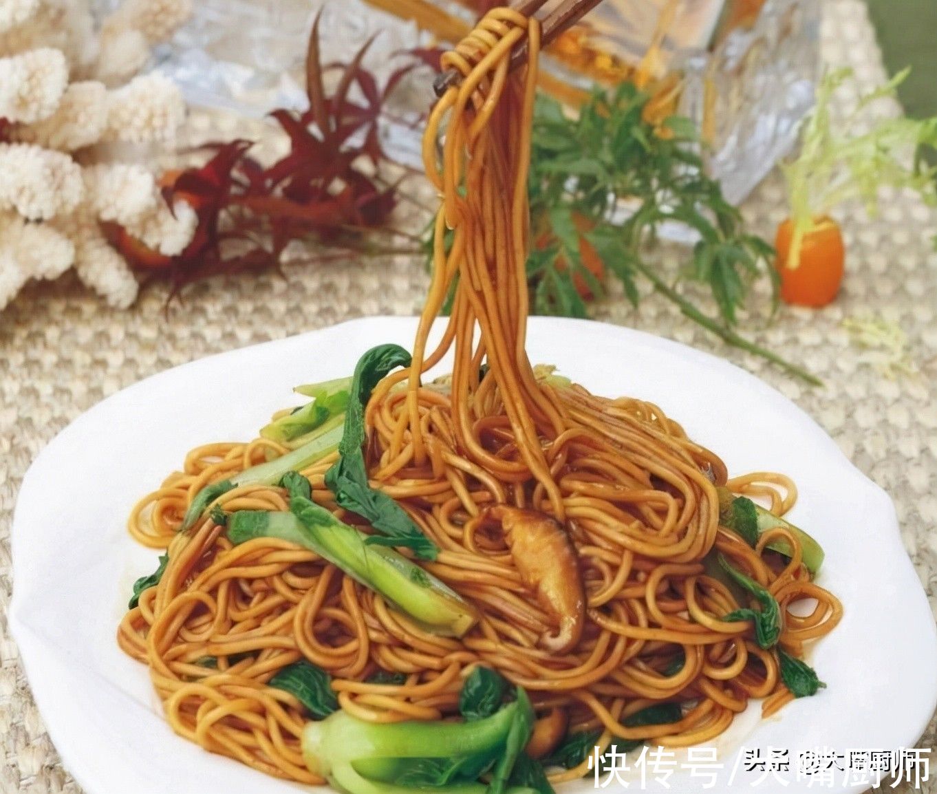 炒面条,不要煮好直接炒,学会3个技巧,面条筋道爽滑,不碎不粘