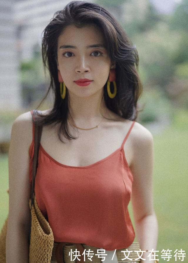 夏季|夏季就是要穿吊带才够漂亮,吊带搭配短裤复古精致,港风十足