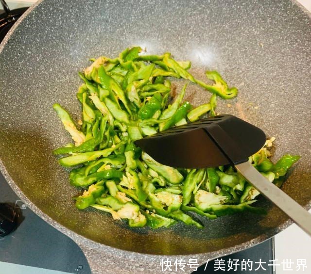 青椒豆腐泡，十分钟搞定，好吃又下饭！