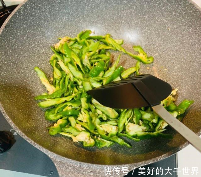 青椒豆腐泡,十分钟搞定,好吃又下饭!