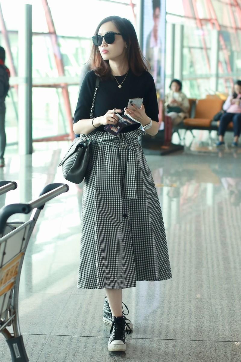 包臀裙|马蓉的夏季机场造型还挺潮流！针织衫搭配格纹半身裙，简约洋气