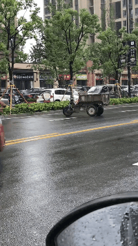 |搞笑GIF:小兄弟你这口罩从哪买的,我想给我女朋友也买一个