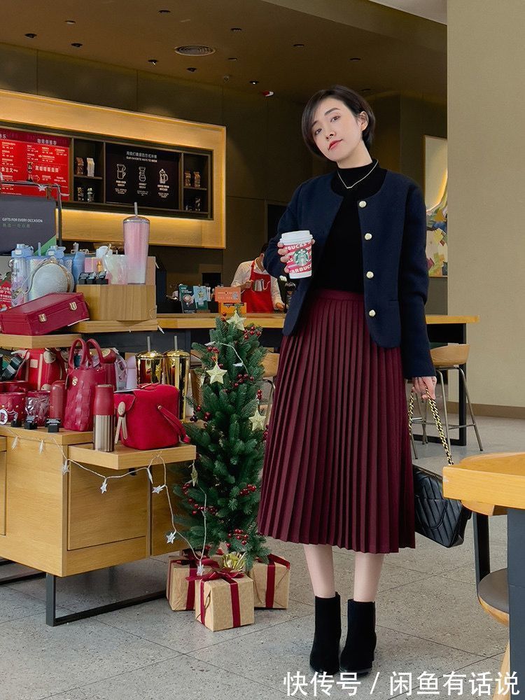 毛衣|有气质的中年女人,在冬天喜欢穿“毛衣+百褶裙”,优雅有女人味