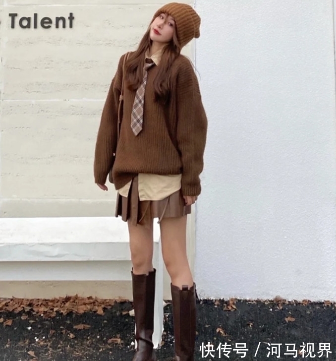 保暖 今年冬季穿毛衣,流行“里面叠一件”,优雅保暖,比单穿时髦多了