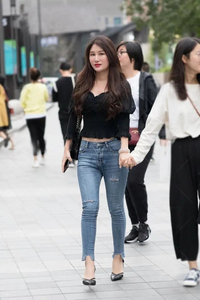 牛仔裤紧身的才是最美的, 破洞的才是感性的, 穿出轻熟的美