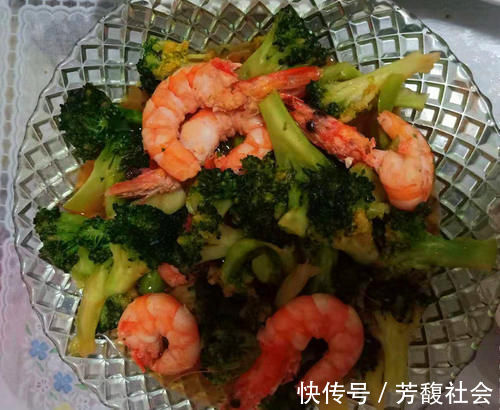 儿子大学放假返家，张罗了一桌子菜，简单丰盛，网友：这是亲爸妈