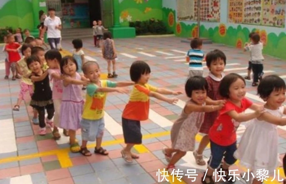 老师|宝宝午睡时口袋掉出的“玩具”,让老师感到屈辱,园长:转学吧