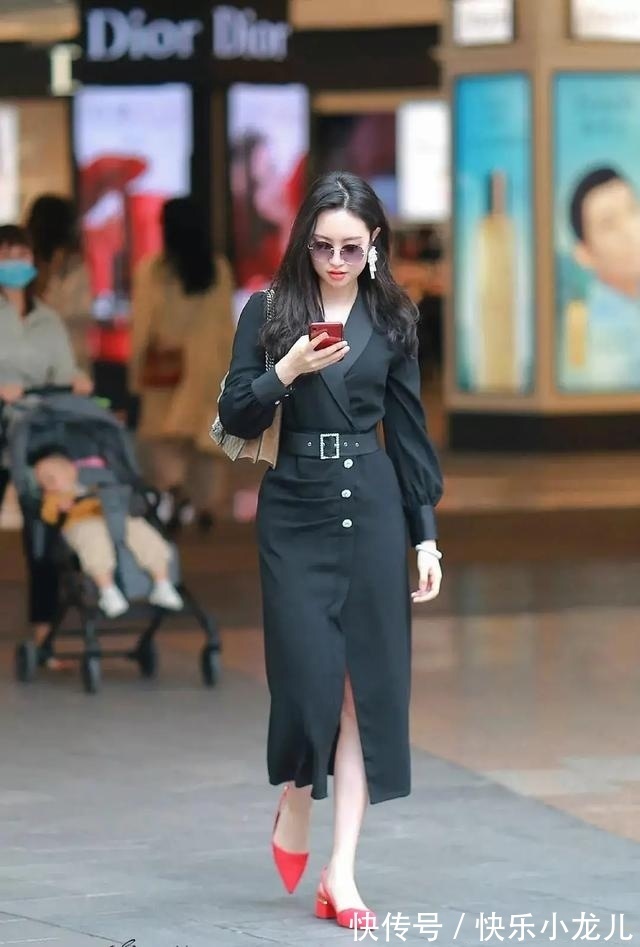 小姐姐 黑色的风衣,配上黑色腰带,既修身又显身段