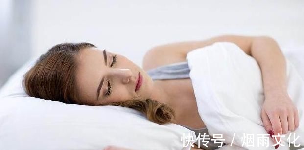肚脐|没有妇科疾病的女性,睡觉一般有3个好习惯,若能占1个,也很好
