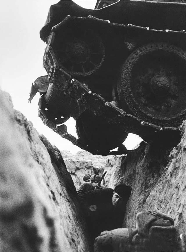 看着|历史上过目难忘瞬间：藏进苏联坦克里的德军，孤独的看着战俘玩扑克牌的美军