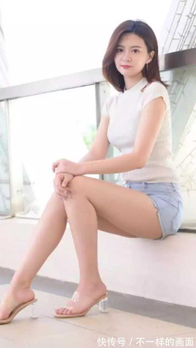 黄金比例 牛仔短裤怎么搭配更清凉显身材,好看又显气质?