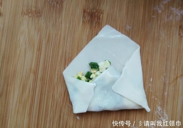 韭菜盒子|韭菜盒子这样做,不和面不擀皮,10分钟就能做一盘,皮薄馅儿香