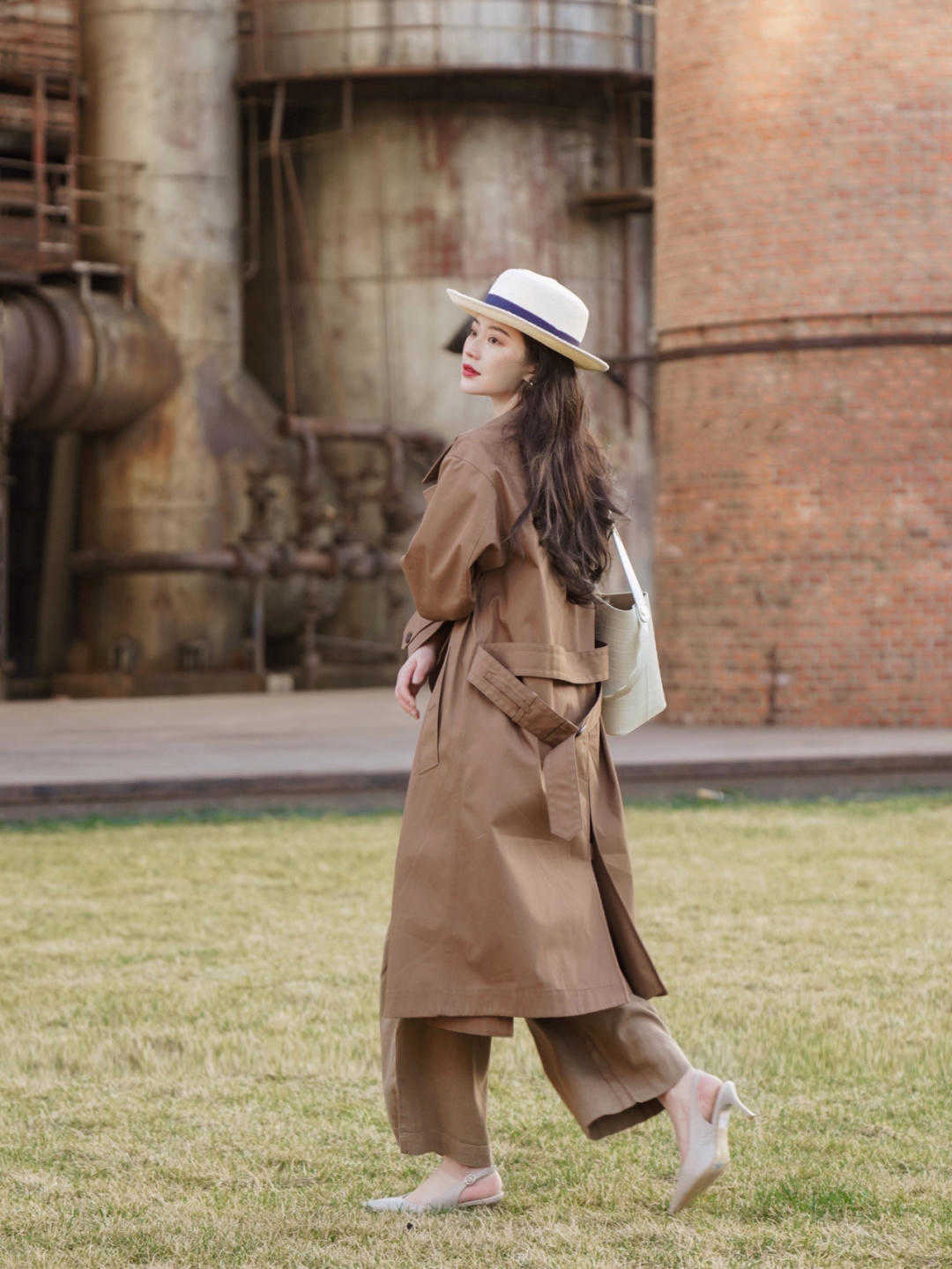 秋天|风衣的潮流还没过,小个子宁可搭配裤子,这是为什么?看完就明白