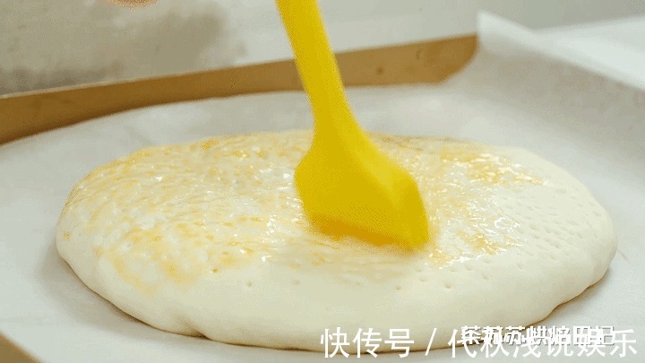 温开水|1个香蕉,1碗芝士,绵软拉丝的香蕉芝士饼就出炉啦