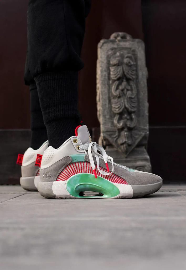 永远滴神！兵马俑 AJ 套装上脚太帅了！冠希刚晒出隐藏玩法！