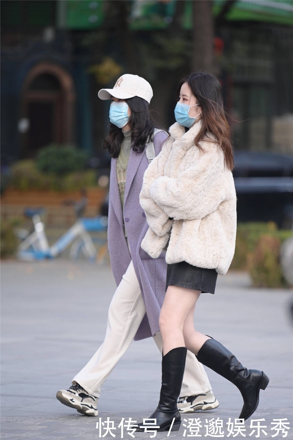 街拍浅蓝色的紧身牛仔裤,因为修身的服装,还衬托出曲线美